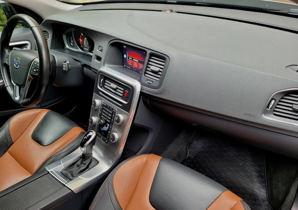 Volvo V60 Cross Country cena 68800 przebieg: 199000, rok produkcji 2017 z Opoczno małe 436